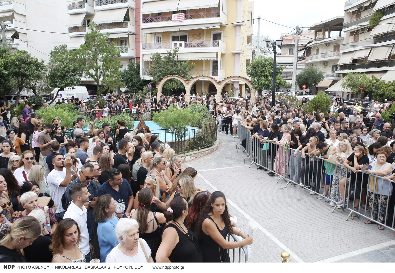 Γιώργος Μαζωνάκης | Πλήθος κόσμου στη λαϊκή αγρυπνία στη Νίκαια - Τα στιγμιότυπα συγκινούν