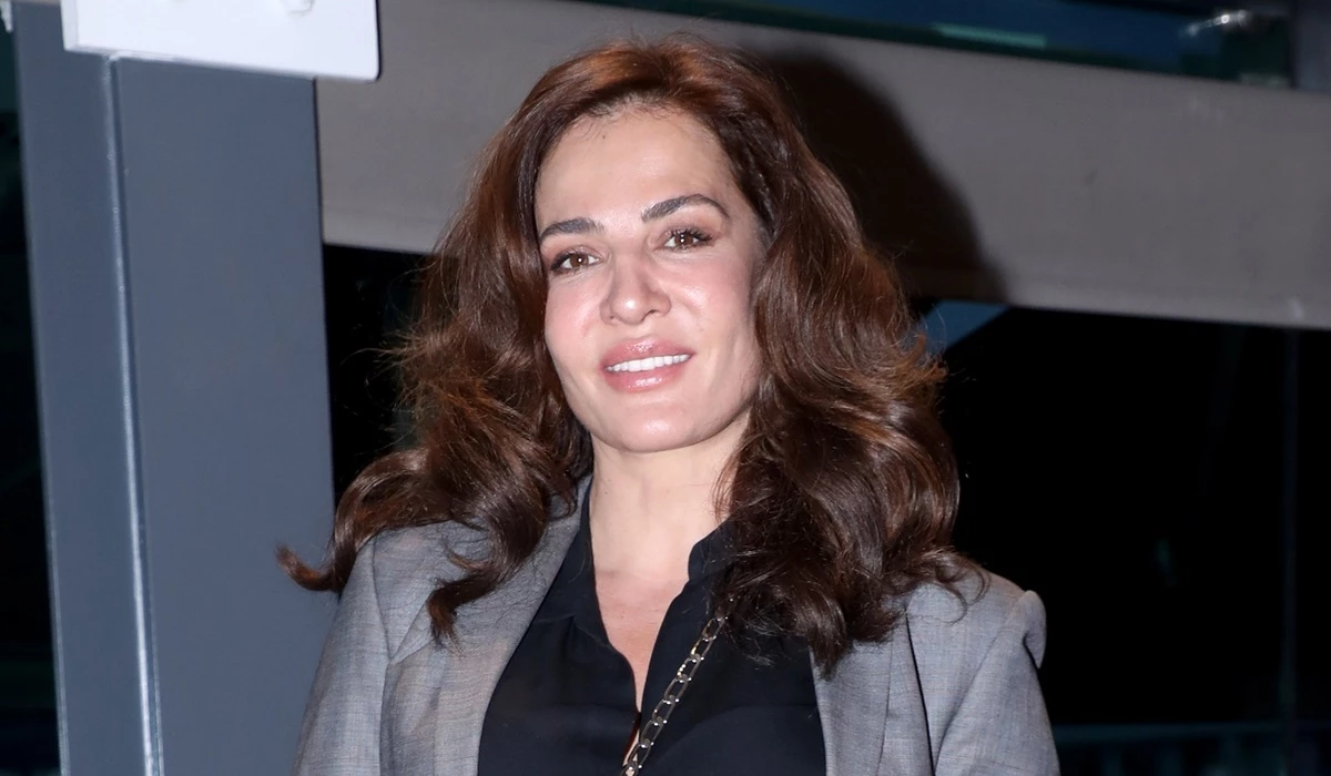 Η Δήμητρα Ματσούκα χωρίς μακιγιάζ σε βόλτα στο κέντρο της Αθήνας