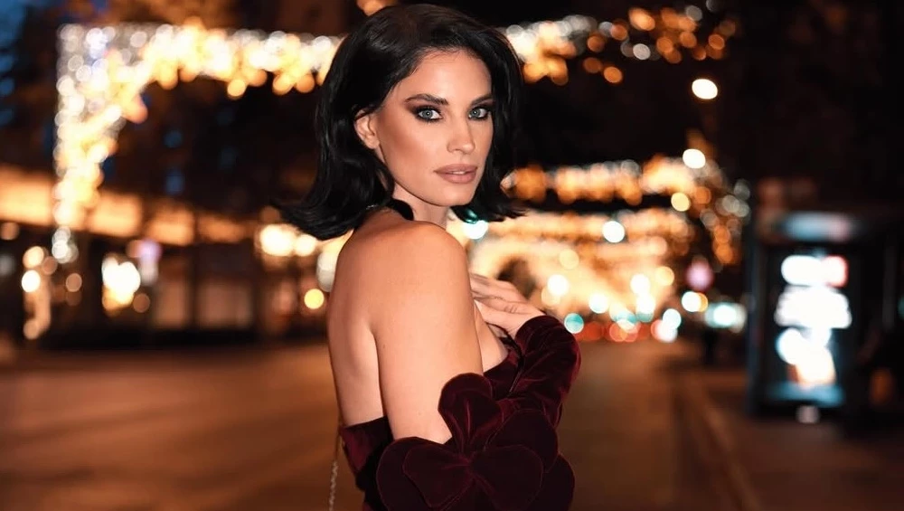 Η Χριστίνα Μπόμπα με το ίδιο καλσόν με την Kendall Jenner | Πώς το φόρεσε;