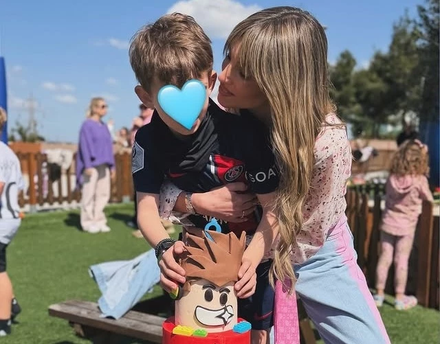 Ο Μάξιμος Μιχόπουλος με την Αθηνά Οικονομάκου στο πάρτι γενεθλίων του