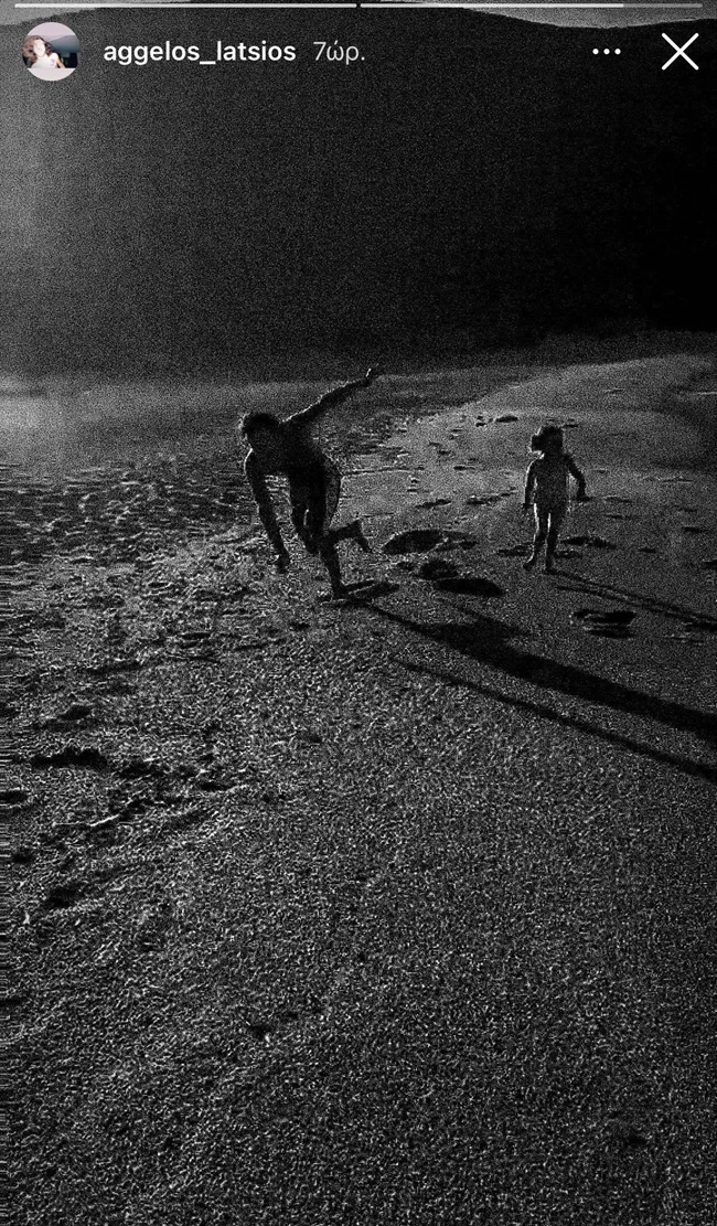 Ο Μάκης Παντζόπουλος φωτογραφίζει τον Άγγελο Λάτσιο και τη μικρή Μαρίνα στην παραλία