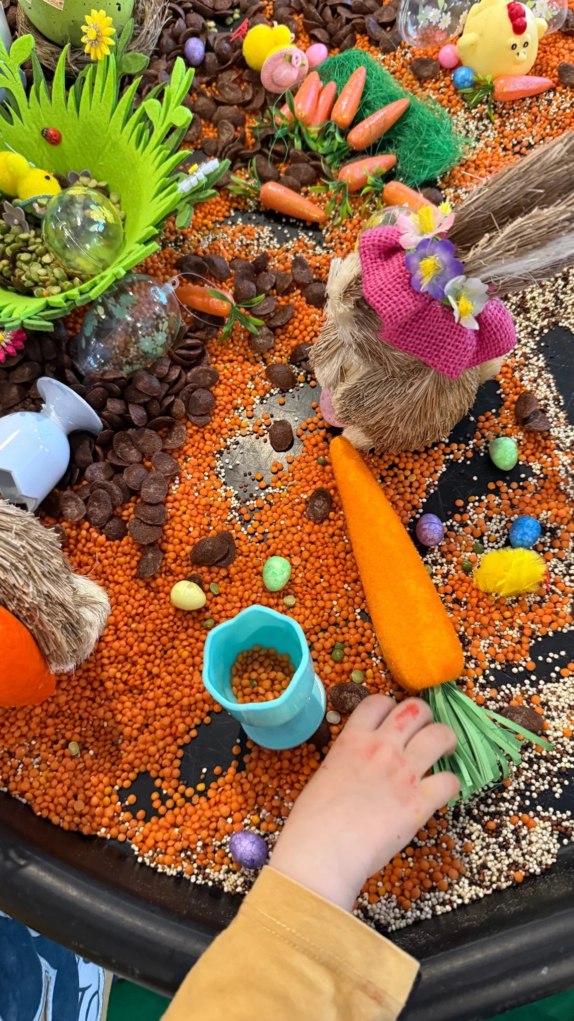 Καλλιτεχνικός "πυρετός" για την Κωνσταντίνα Σπυροπούλου | Το messy play και οι πασχαλινές κατασκευές με τον γιο της, Βλάσση