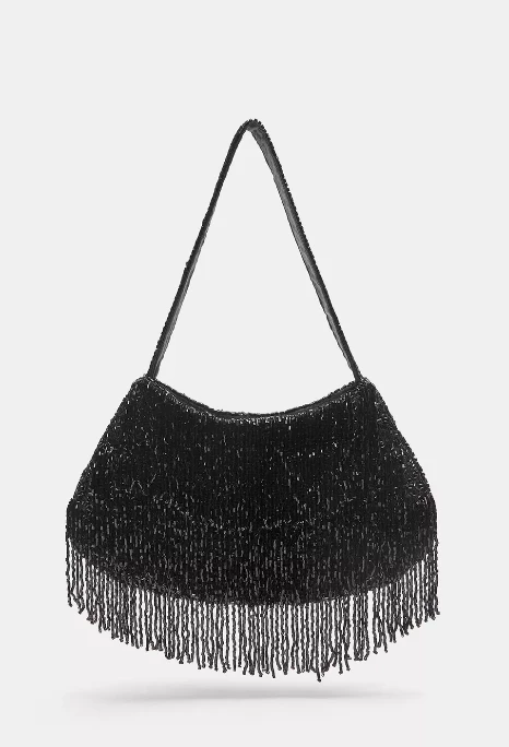 Η βραδινή τσάντα με χάντρες από την Pull & Bear που θα σου θυμίσει το στιλ της μαμάς σου στα 90s