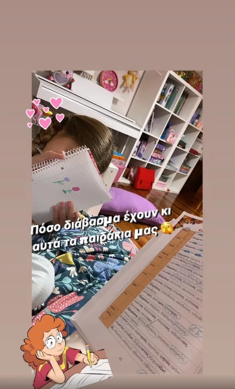 Βάσω Λασκαράκη | Η κόρη της, Εύα, διαβάζει με φόντο το υπέροχο κοριτσίστικο δωμάτιό της