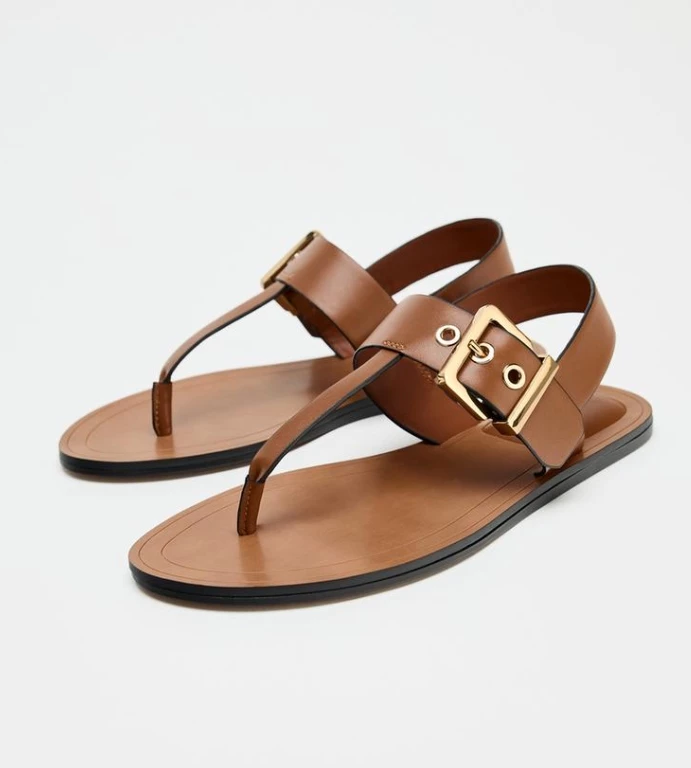 Τα flat δερμάτινα σανδάλια από τη Zara που θα φοράς συνέχεια | Κοστίζουν λιγότερο από 20 ευρώ