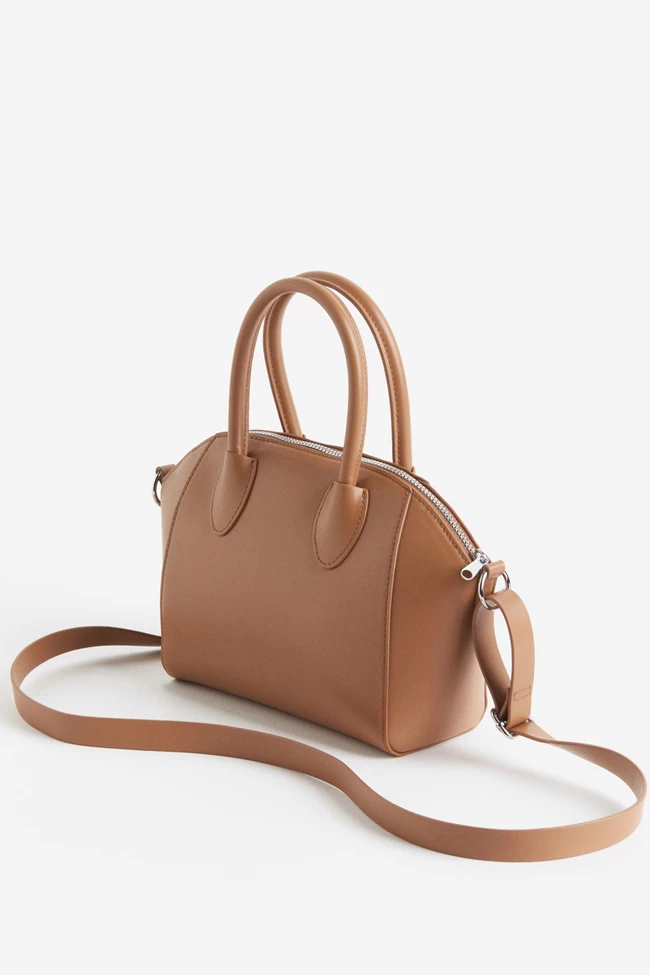 Η τσάντα από την Η&Μ που κοστίζει λιγότερο από 20€ και ταιριάζει με όλα τα everyday φθινοπωρινά looks σου