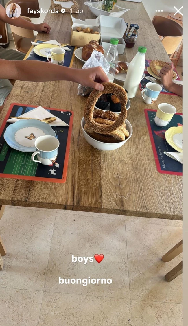 Φαίη Σκορδά | Παίρνει πρωινό με τους γιους της στην τραπεζαρία του σπιτιού τους