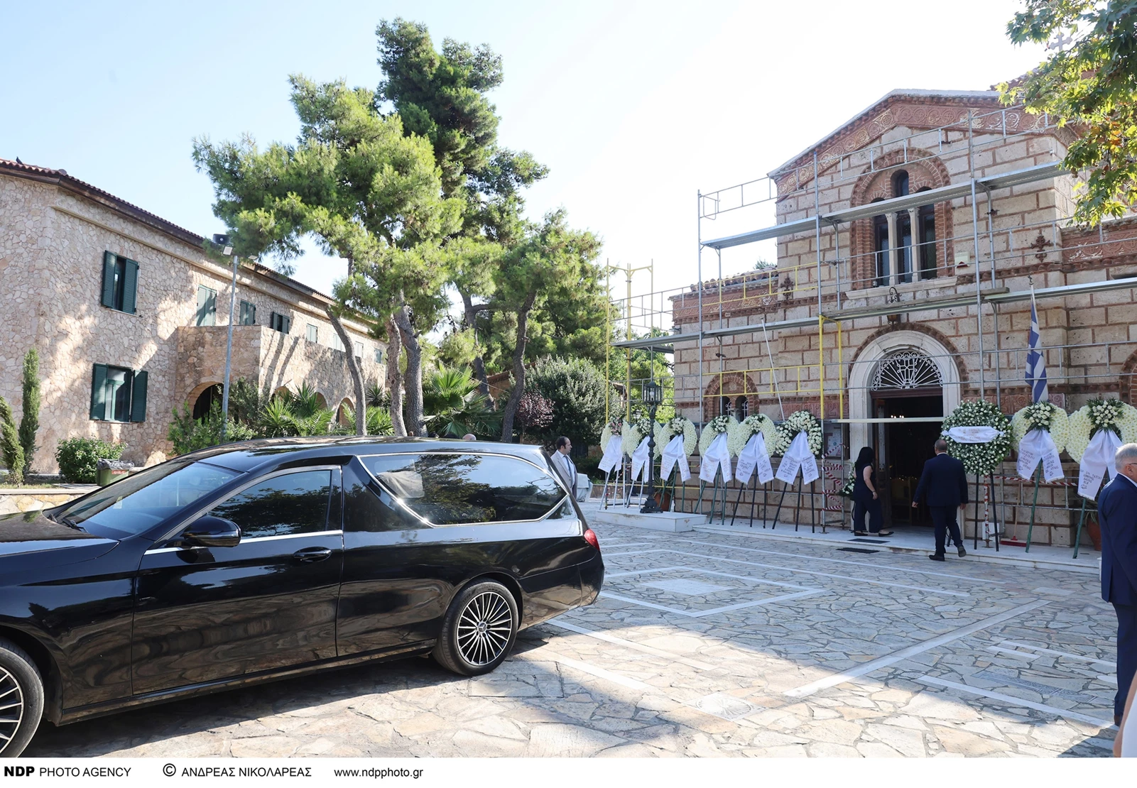 Κηδεία Μαίρης Λίντα | Πλήθος κόσμου στο Γηροκομείο Αθηνών για το τελευταίο αντίο