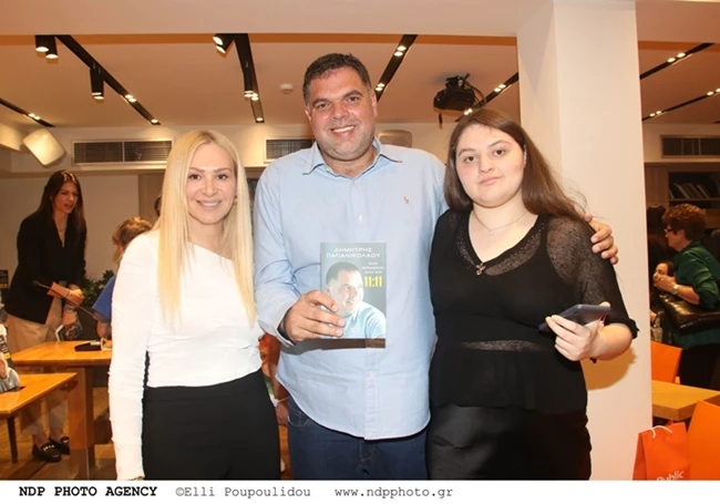 Ο Δημήτρης Παπανικολάου σε σπάνια οικογενειακή εμφάνιση με τη σύζυγό του και τη 17χρονη κόρη τους