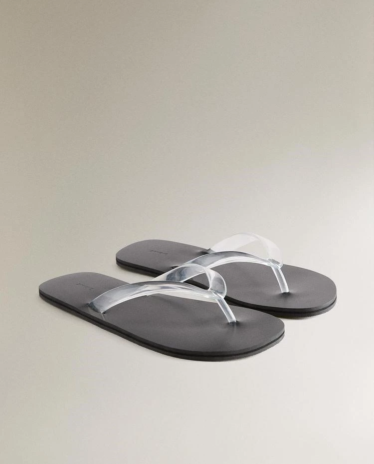 Οι διάφανες σαγιονάρες από τη Zara Home που ταιριάζουν με όλα τα beach looks σου