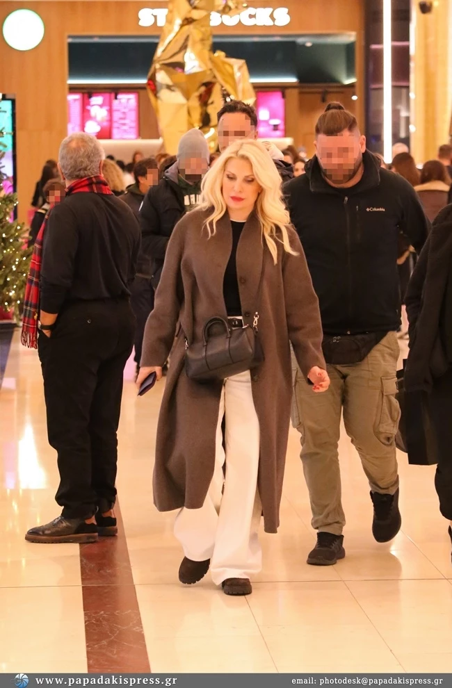 Η εμφάνιση της Ελένης Μενεγάκη με λευκό παντελόνι το χειμώνα