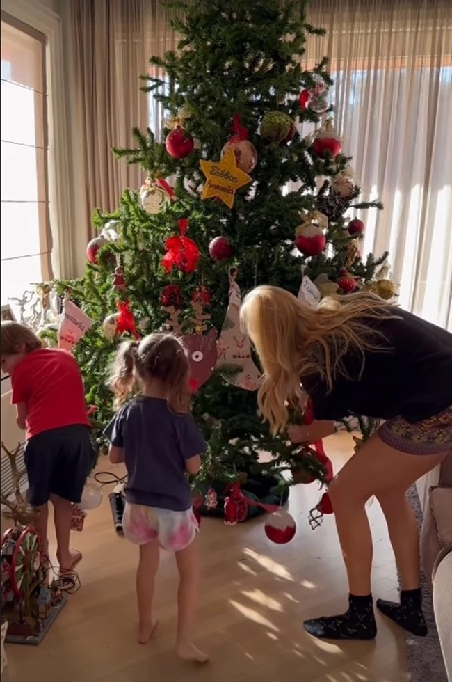 Η Δούκισσα Νομικού στόλισε χριστουγεννιάτικο δέντρο μαζί τα παιδιά της, Σάββα και Αναστασία