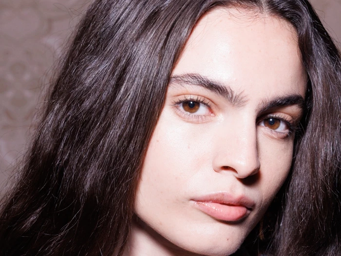 Tired Girl Makeup | Το trend της Gen Z που αποθεώνει το