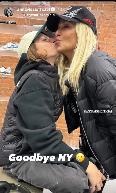 Η Άννα Βίσση αποχαιρετά τον εγγονό της