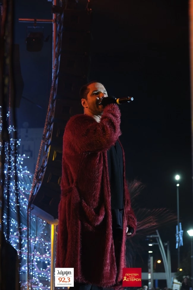 Φαντασμαγορική φωταγώγηση του Χριστουγεννιάτικου Δέντρου στον Δήμο Περιστερίου