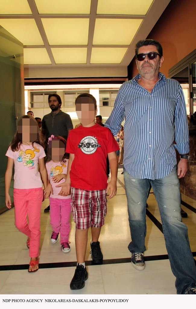 Βαλέρια και Λάουρα Λάτσιου | Σε θεατρική παράσταση με τον αδερφό τους Άγγελο και τον Γιάννη Λάτσιο