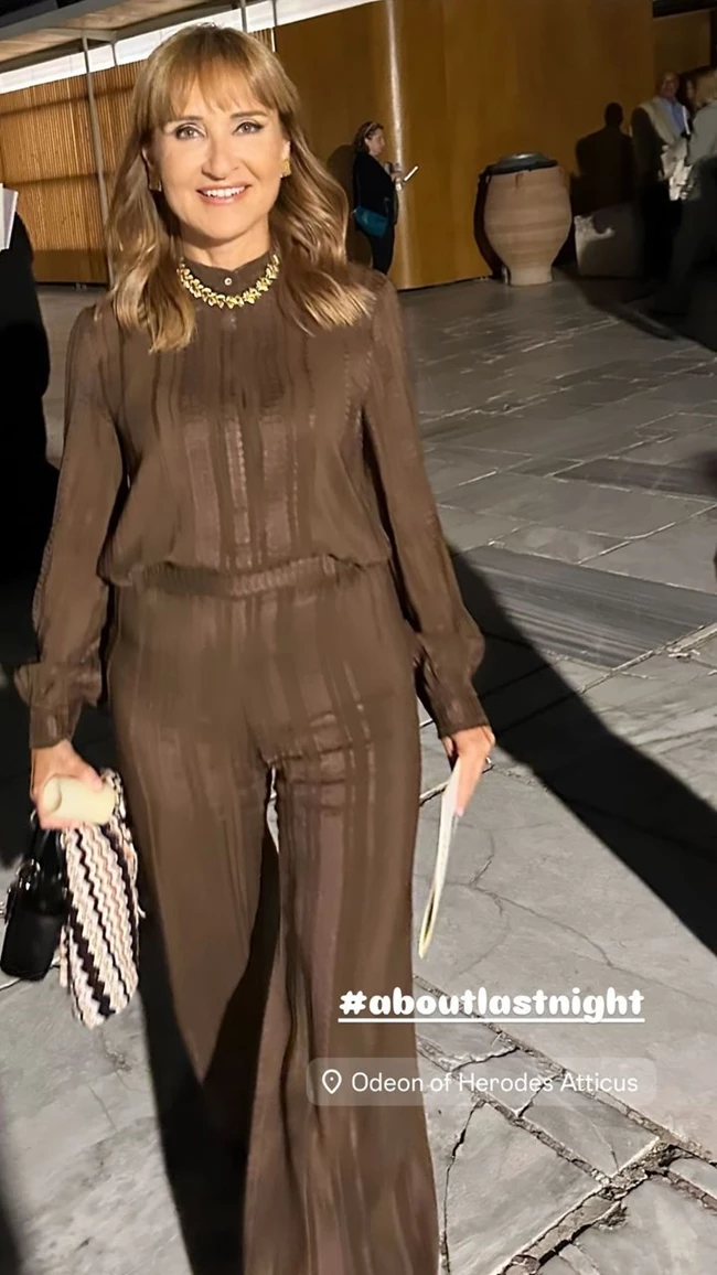 Μάρα Ζαχαρέα | Με outfit στο χρώμα της μόκας στο Ηρώδειο