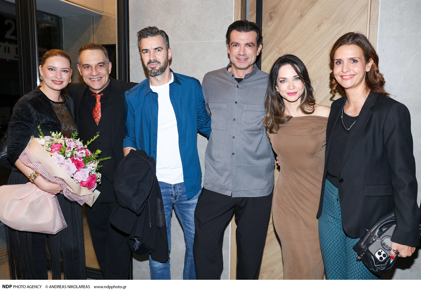 Κατερίνα Γερονικολού, Δήμητρα Σιγάλα, Λευτέρης Ζαμπετάκης, Κρατερός Κατσούλης, Ντόρα Μακρυγιάννη και Γιάννης Τσιμιτσέλης στην πρεμιέρα "το όνομα"