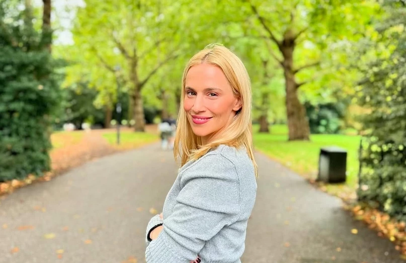 Νάντια Μπουλέ | Τα παιχνίδια με τη Σεμέλη της στο υπέροχα στολισμένο σαλόνι της