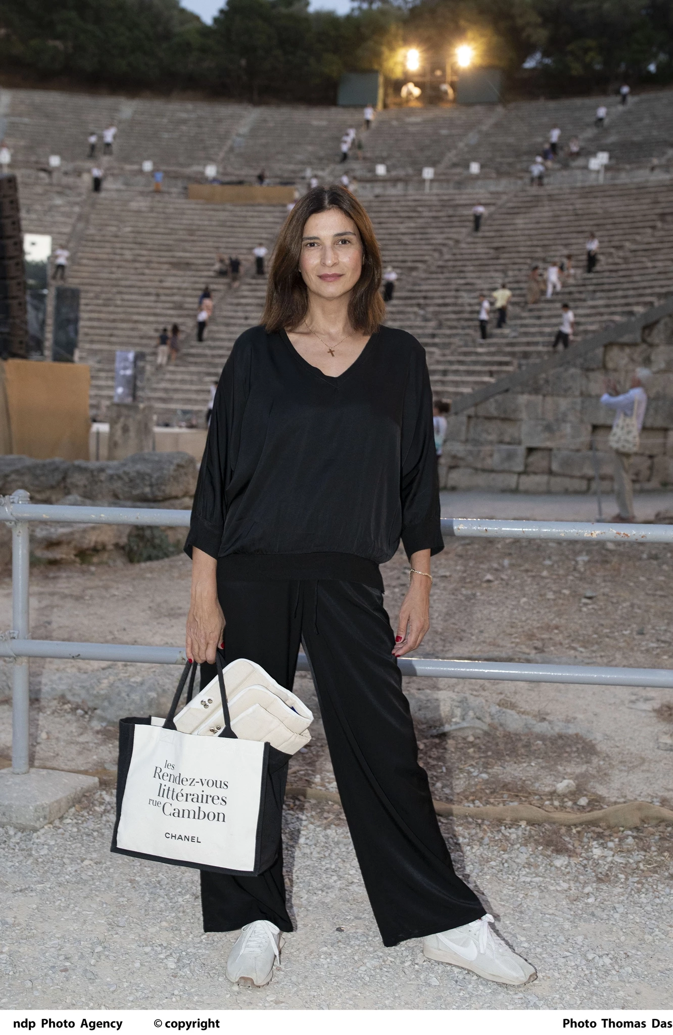 Η Αντιγόνη Κουλουκάκου με τα θρυλικά sneakers με ιστορία 50 χρόνων που λατρεύουν οι fashionistas