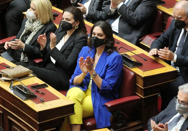 Η Νόνη Δούνια στη Βουλή φορώντας τα χρώματα της Ουκρανική σημαίας