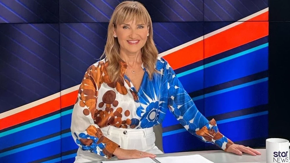 Η ώρα του styling πριν το δελτίο ειδήσεων | Τα chic look που επιλέγει η Μάρα Ζαχαρέα στο γραφείο της