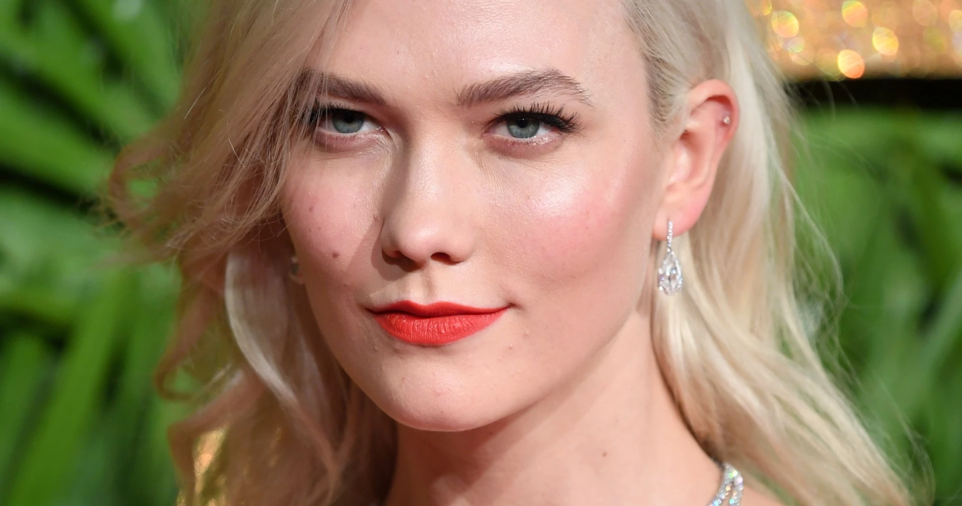 Όλοι οι τρόποι για να κάνεις πιο αποτελεσματική τη χρήση του ορού βιταμίνης C που επιλέγεις στο skincare σου