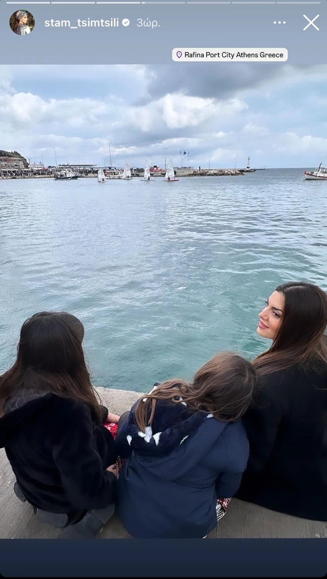 Η Σταματίνα Τσιμτσιλή μαζί με τα παιδιά της στο λιμάνι της Ραφήνας για τη ρίψη του Τίμιου Σταυρού των Θεοφανίων