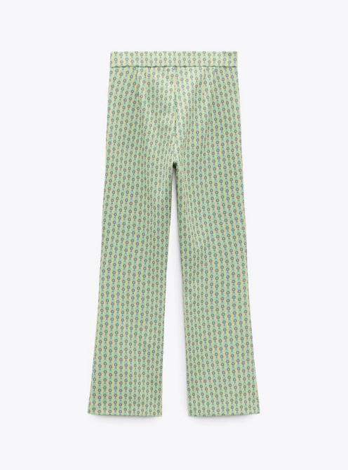 Εμπριμέ παντελόνι με ελαφριά καμπάνα Zara