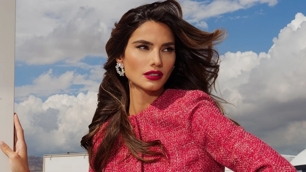 Ηλιάνα Παπαγεωργίου | Ο οικονομικός αφρός που χρησιμοποιεί για να διατηρεί τον όγκο στα μαλλιά της