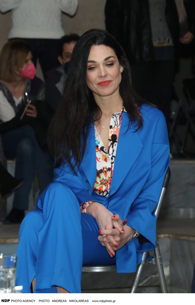 Η σπάνια εμφάνιση της Ιωάννας Τριανταφυλλίδου θα σε πείσει πως τα κοστούμια δεν είναι καθόλου βαρετά