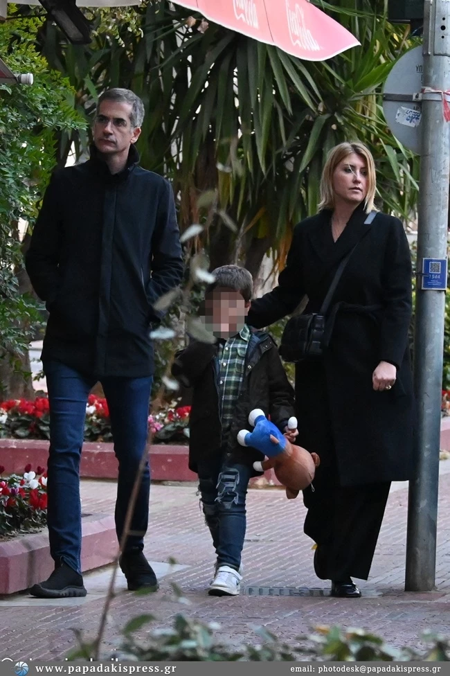 Σία Κοσιώνη και Κώστας Μπακογιάννης βόλτα με τον γιο τους | Το total black look της δημοσιογράφου