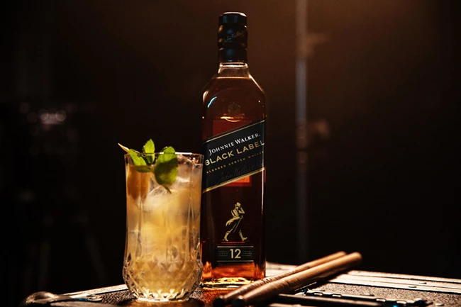 Johnnie Walker Keep Walking Together Tour  | Αγαπημένα μπαρ της πόλης υποδέχονται νέους ανερχόμενους καλλιτέχνες, με την υποστήριξη του Johnnie Walker