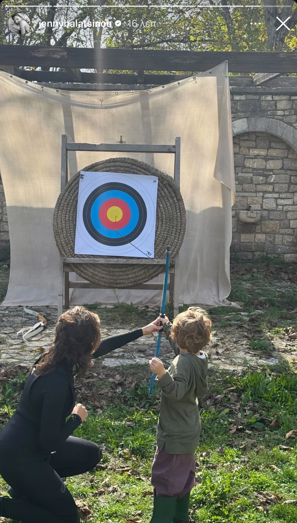 Τζένη Μπαλατσινού | Φωτογραφίζει τον γιο της, Παναγιώτη-Αντώνιο να κάνει τοξοβολία