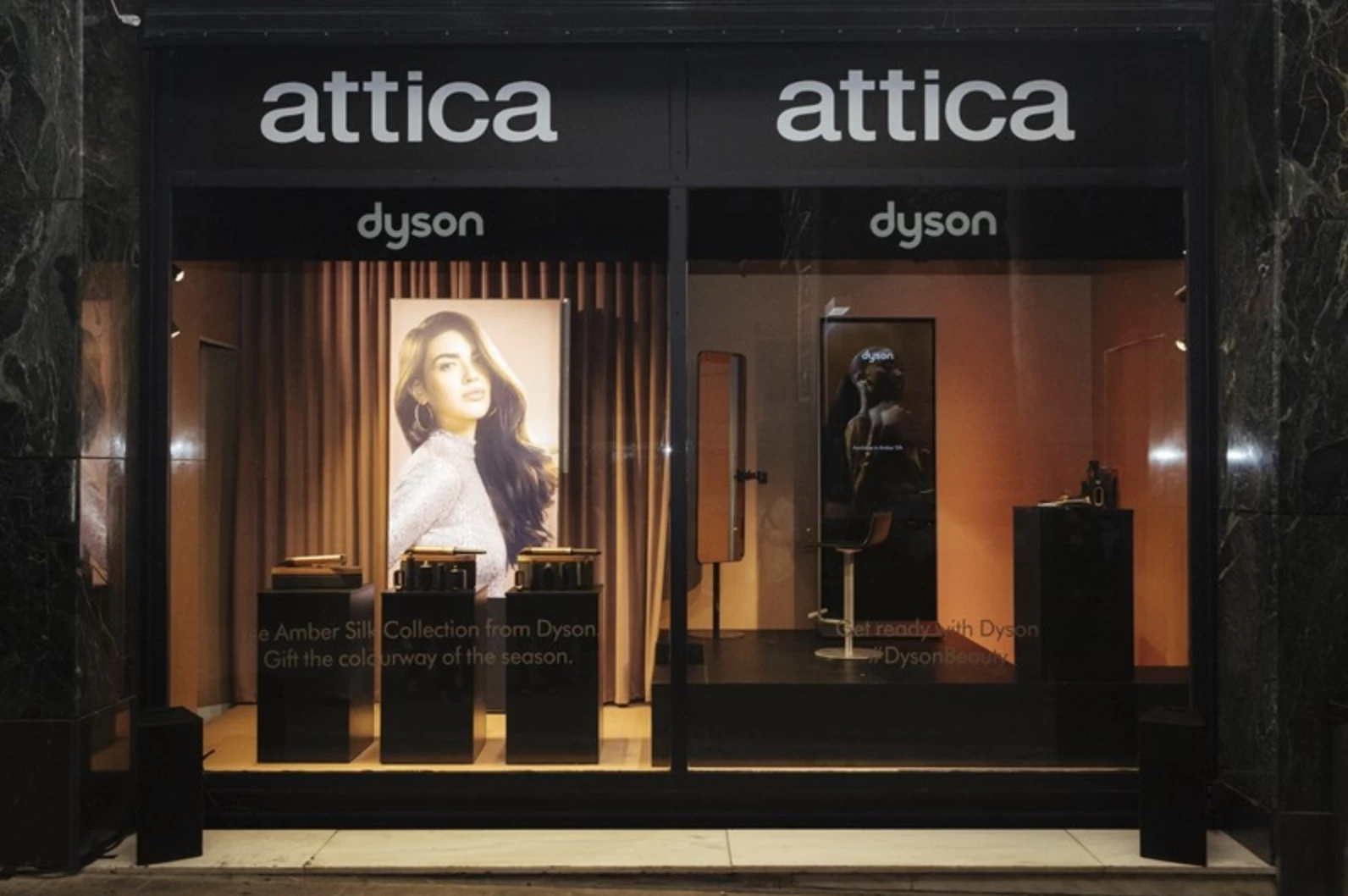 Μια avant-garde εμπειρία hairstyling ξεδιπλώθηκε σε βιτρίνα πολυκαταστήματος στην καρδιά της Αθήνας