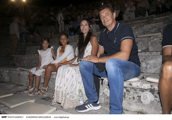 Ο Αντώνης Σρόιτερ και η Ιωάννα Μπούκη σε σπάνια έξοδό τους με τις πανέμορφες κόρες τους