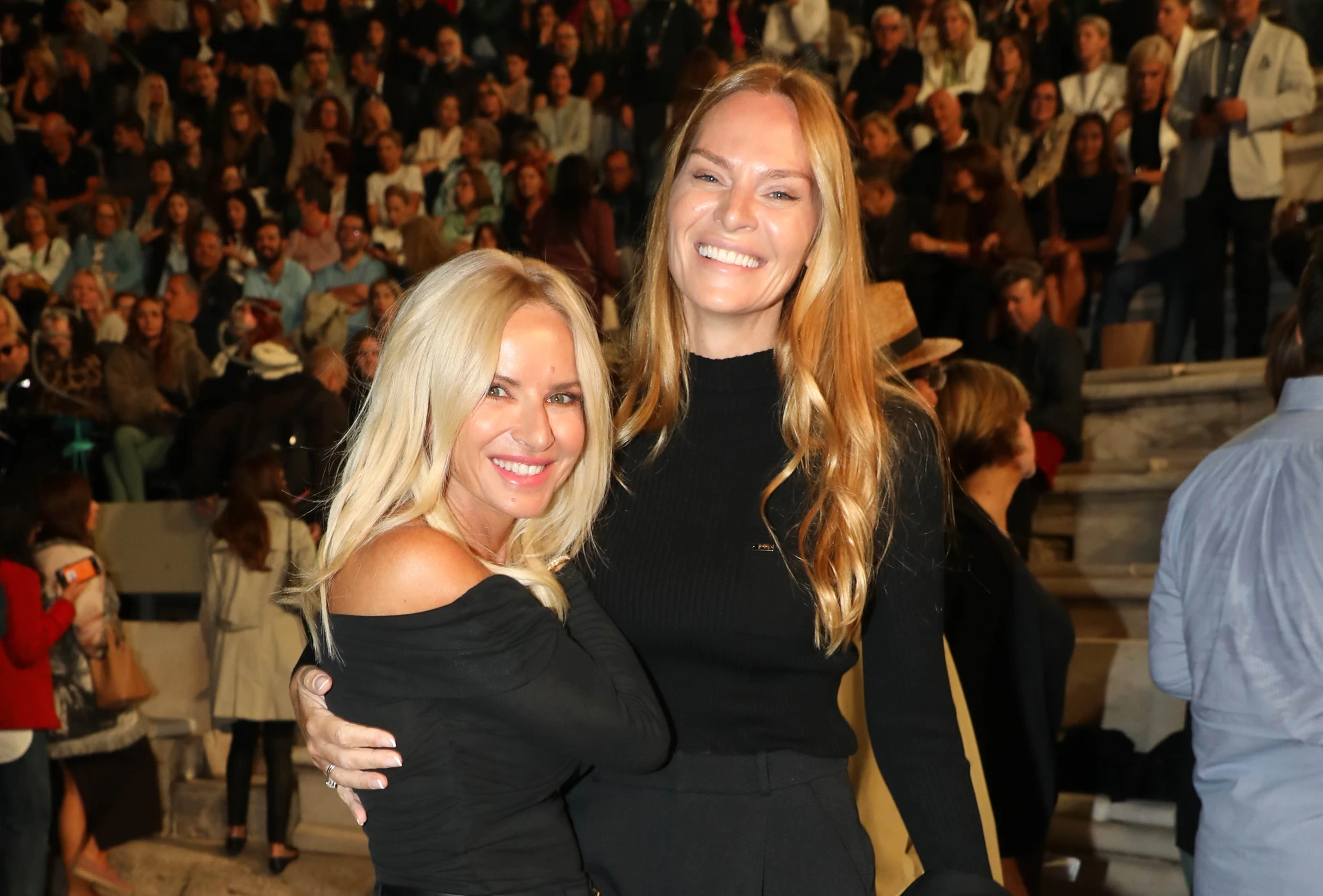 Μαρία Μπεκατώρου | Ποζάρει χαμογελαστή στο Ηρώδειο πλάι στην καλή της φίλη, Υβόννη Μπόσνιακ