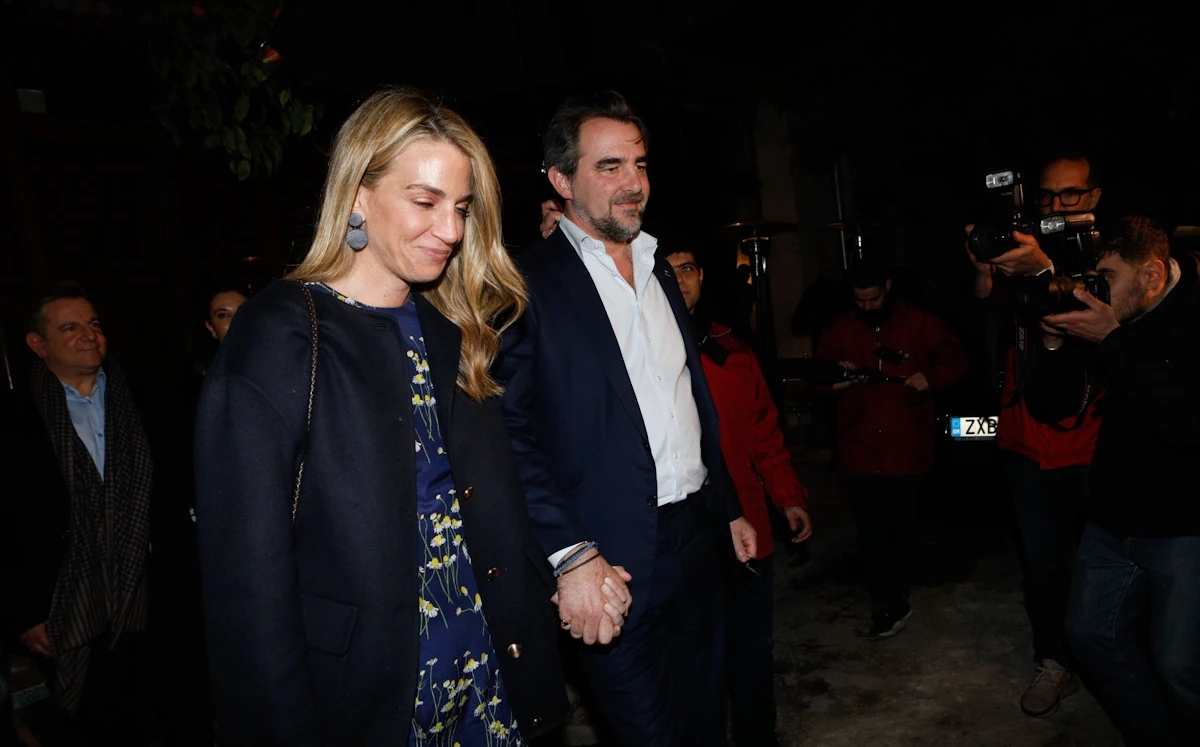 Με αθλητικό ζακετάκι στην Πάτμο η Χρυσή Βαρδινογιάννη | Μαζί με τον Νικόλαο Ντε Γκρες σε υπαίθρια συναυλία