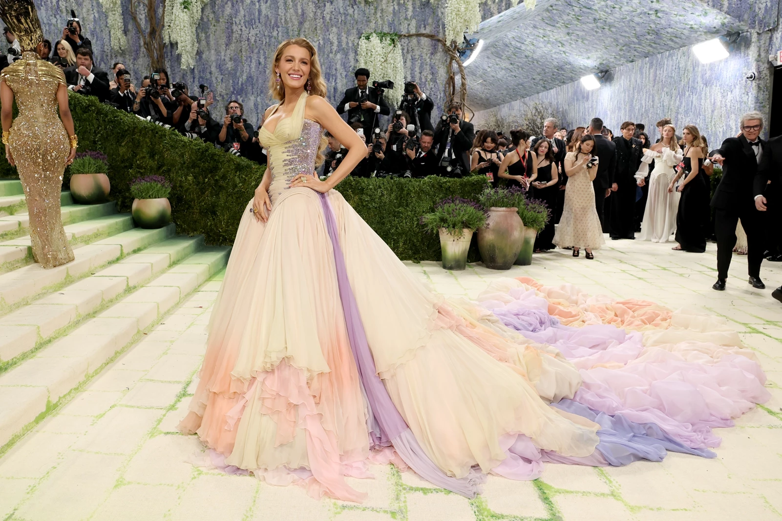 Η Blake Lively στο Met Gala 2026 με archival Versace δημιουργία και τσάντα που ζωγράφισαν τα παιδιά της