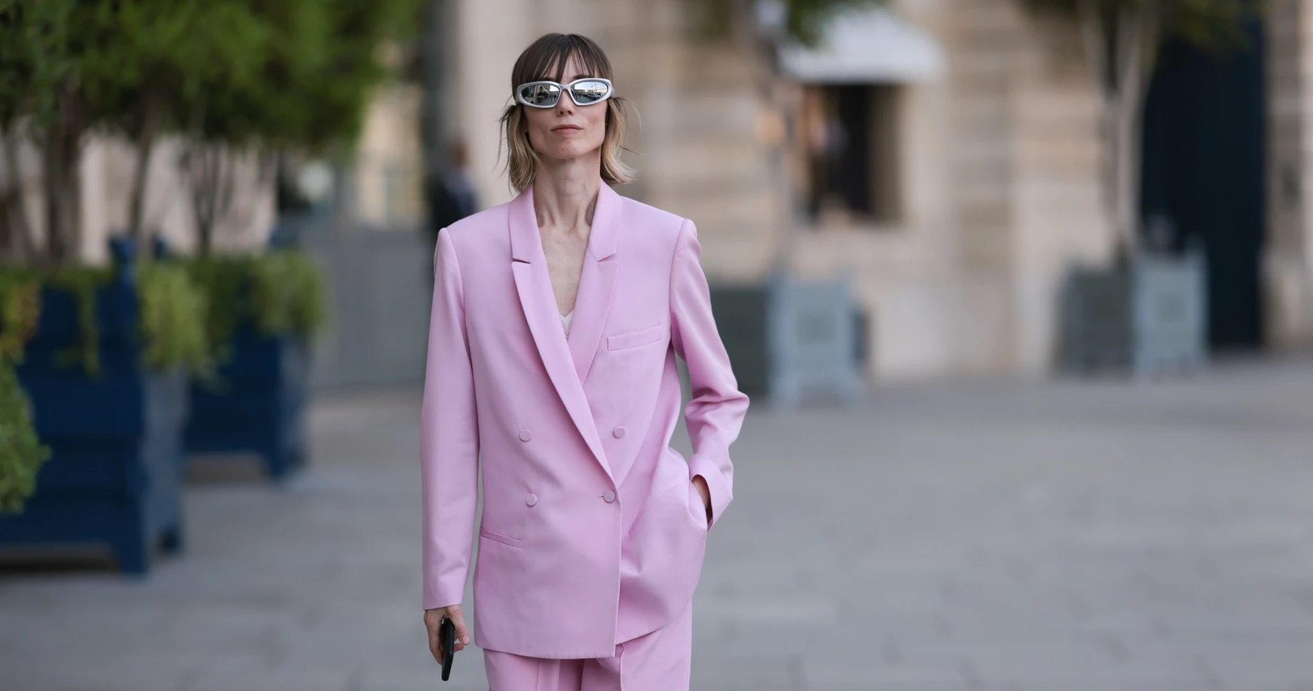 Αυτό το λινό powder pink κοστούμι από τη Stradivarius είναι η απόλυτη επιλογή για ένα professional look με girly vibe