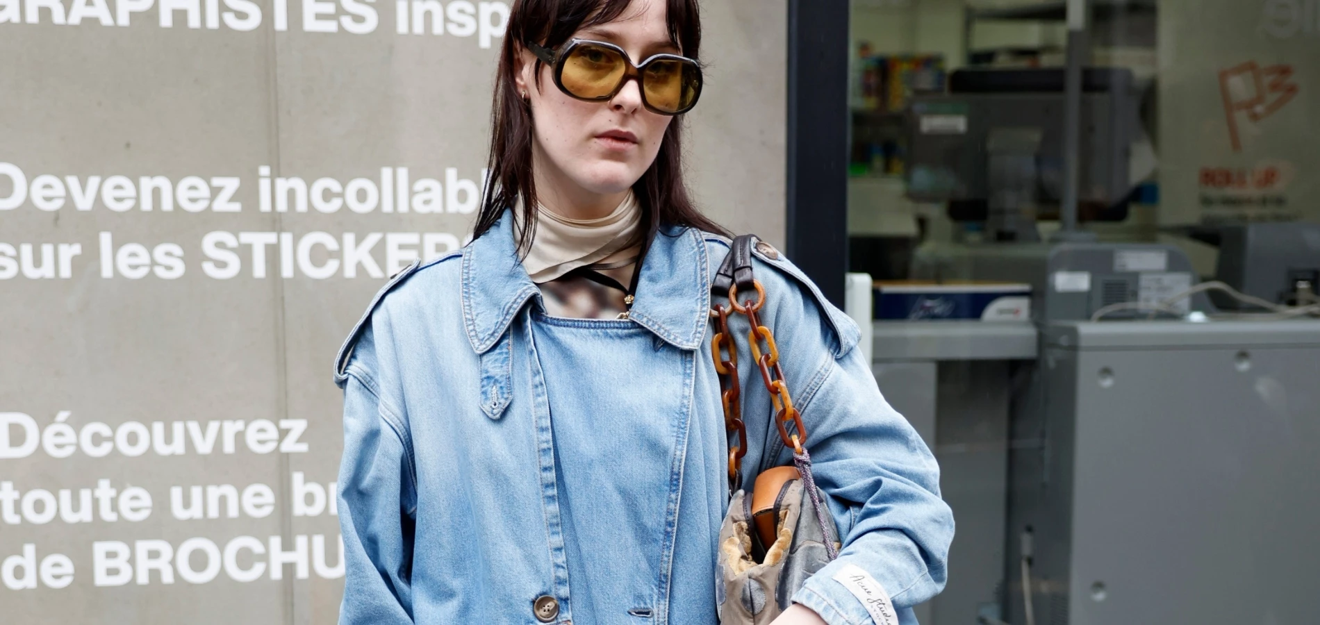 Η καμπαρντίνα που θα φοράς αυτήν την άνοιξη έχει denim υφή και ταιριάζει με όλα σου τα ρούχα