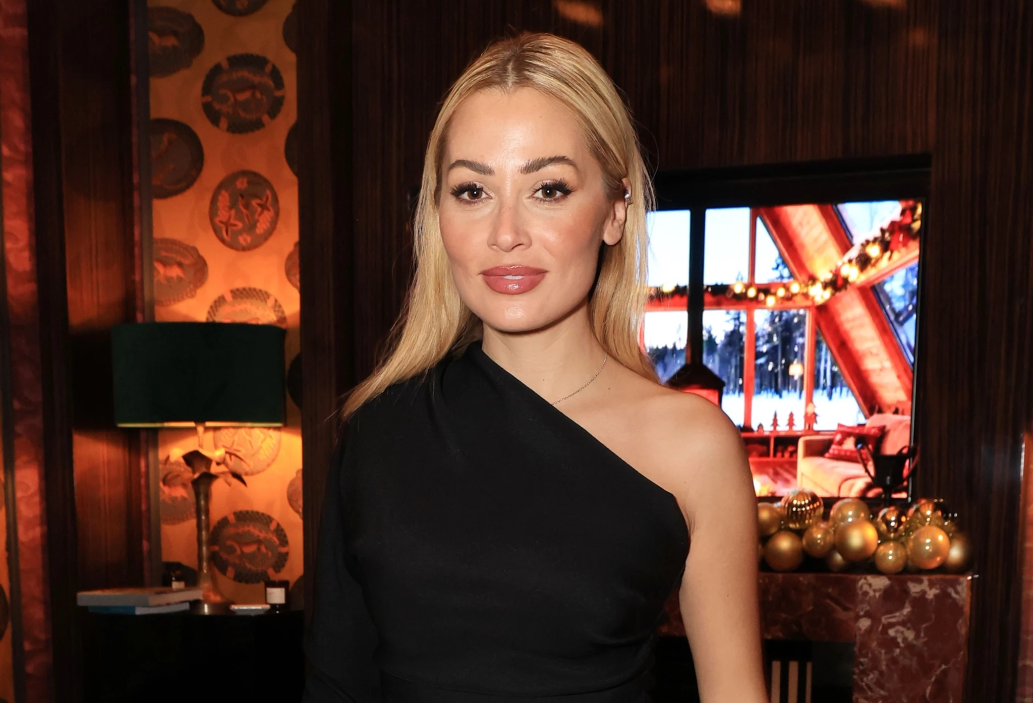 Ελένη Βουλγαράκη | Με υπέροχο βραδινό σύνολο σε χριστουγεννιάτικο δείπνο