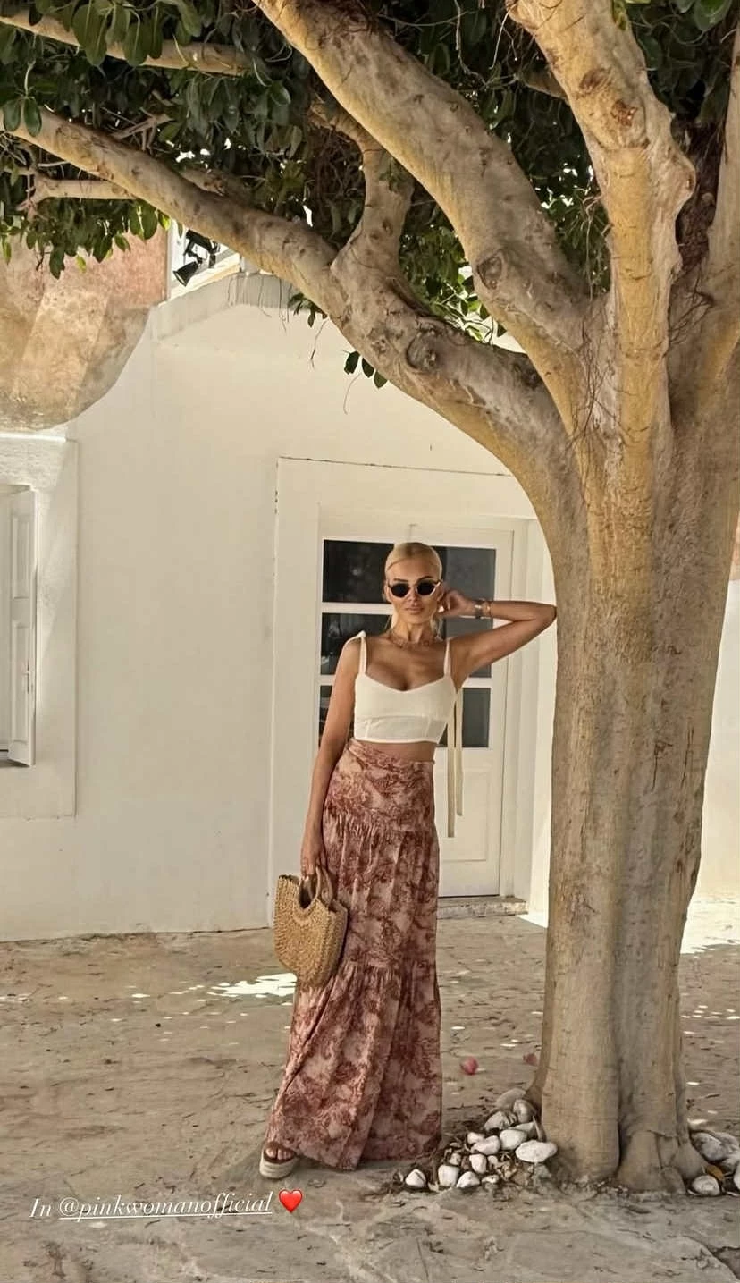 Η Κατερίνα Καινούργιου με τη φούστα από την Pink Woman που χρειάζεσαι στη βαλίτσα των διακοπών