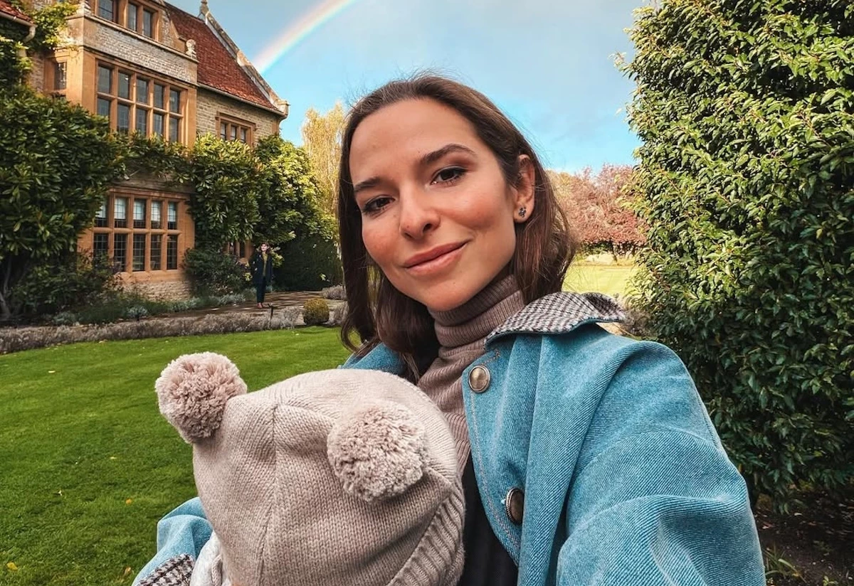 Η εγκυμονούσα Εριέττα Κούρκουλου Λάτση ποζάρει αγκαλιά με τον Νικόλα της