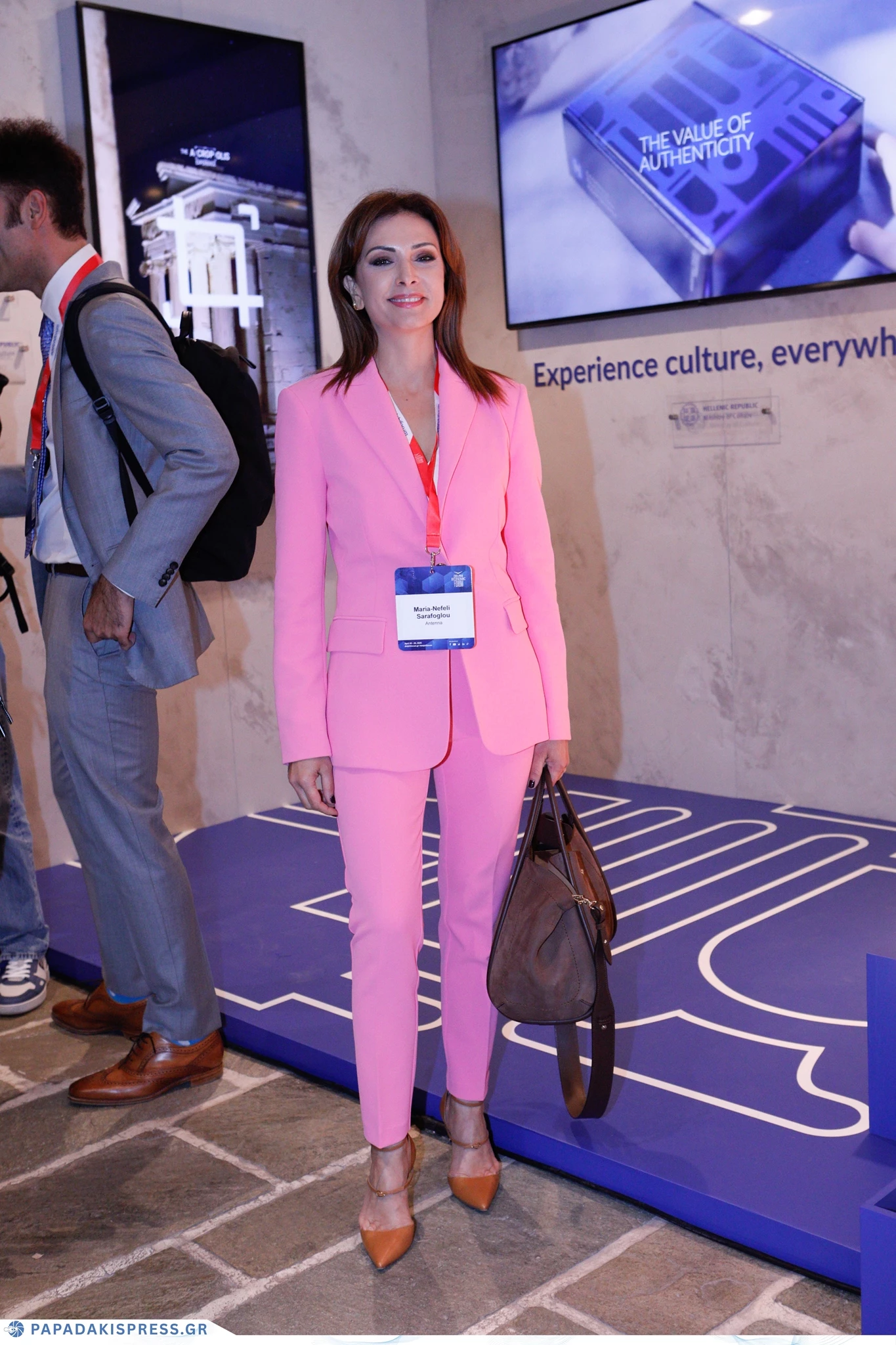 Πώς θα φορέσεις ένα ροζ ανοιξιάτικο κοστούμι σύμφωνα με τη Μαρία Σαράφογλου