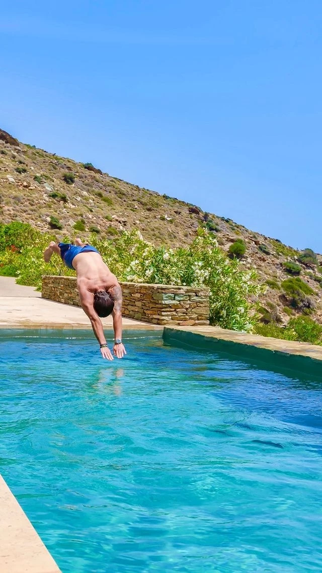 Άγγελος Λάτσιος | Στην πισίνα στα Άχλα της Άνδρου