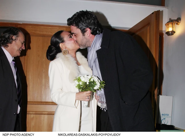 13 χρόνια πριν | Όταν η Όλγα Λαφαζάνη παντρεύτηκε τον αγαπημένο της, Νίκο Οικονόμου, σε μία λαμπερή τελετή στην Εκάλη