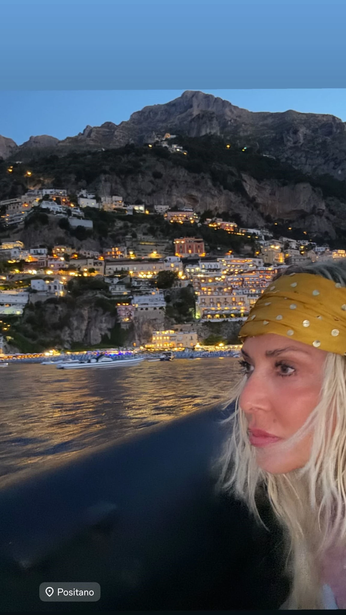 Με "αέρα" Ιταλίας η Άννα Βίσση | Με τέλειο look στο πολύχρωμο Positano