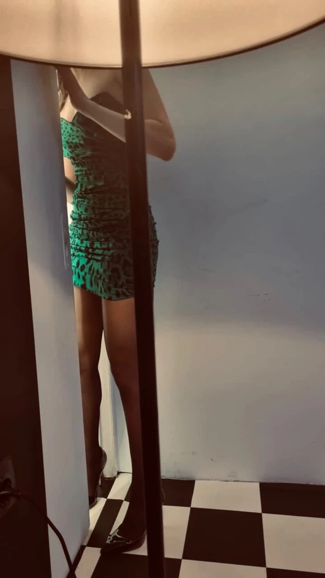H Mελίνα Νικολαΐδη και τα ατελείωτα πόδια της | Στο μαγαζί που τραγουδά η Δέσποινα Βανδή με το πιο σέξι φόρεμα ever