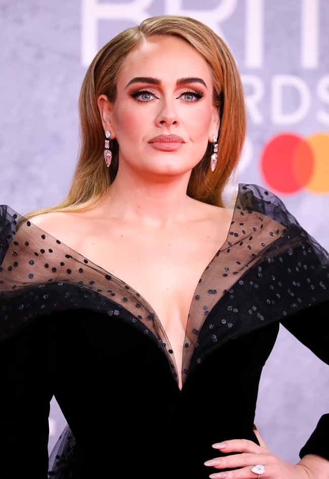 Brit Awards '22 | Το makeup look της Adele αποδεικνύει ότι η απλότητα στο μακιγιάζ είναι πάντα στη μόδα